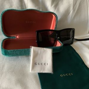 Black Gucci oversized sunglasses GG0434.